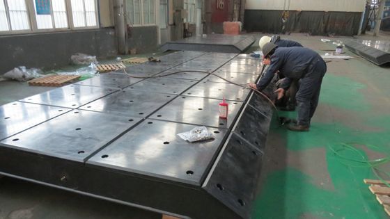 UHMWPE Çamurluk Paneli Çarpışma Önleyici Levha HDPE Malzeme Korozyona Dayanıklı 1690×1760mm Tedarikçi